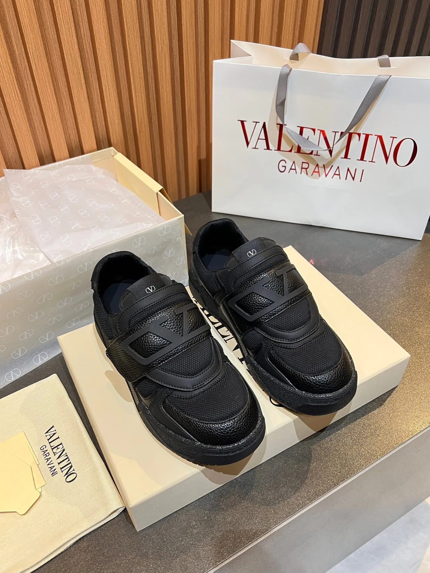 Men's men's shoes 💰760 VLTN Valentin 𝑶𝒏𝒆𝑺𝒕𝒖𝒅 Couple's sneaker series Valentino 2025 new couple's sneakers are on sale. The original ZP purchased and disassembled. Repeated pattern making and modification. The strength must be restored one to one! Top luxury masterpiece Velcro design Soft and comfortable imported calfskin 🧧brings excellent and elegant texture and excellent on-foot comfort Top purchasing version upper: imported calfskin surface/original oil edge craftsmanship Inner: water-dyed cowhide lining Outsole: original development 𝐓𝐏𝐔 two-color combination outsole Packaging: original configuration complete package Code number: 35-46 (45 46 customized)